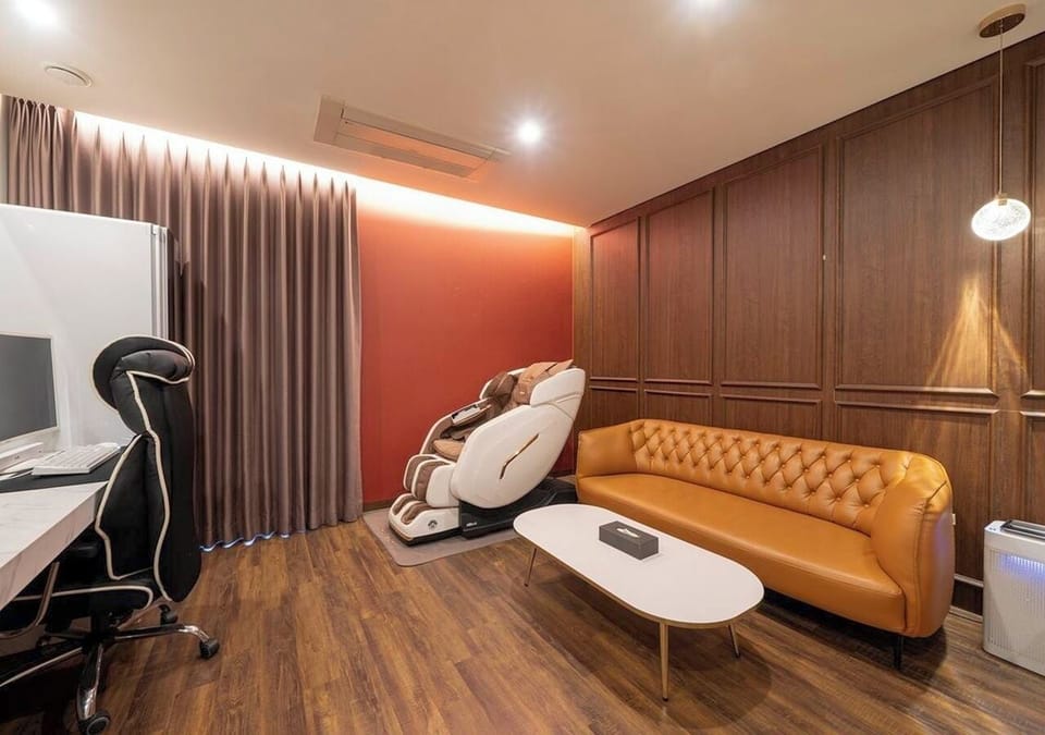 M Business Royal | Premium bedding, down comforters, free WiFi
