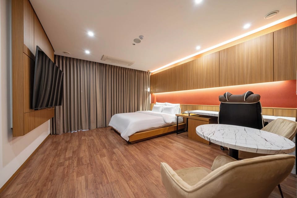 M Superior Double | Premium bedding, down comforters, free WiFi