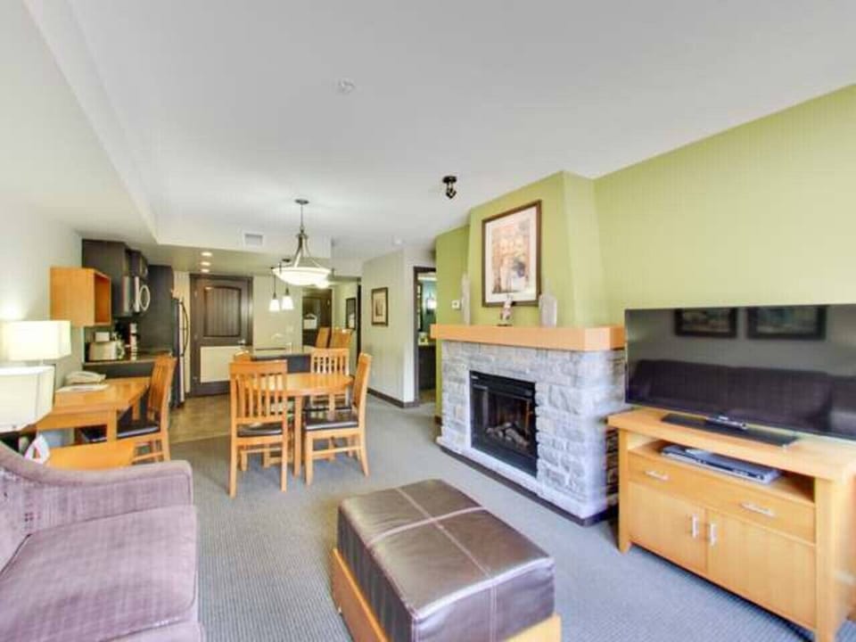 Cable TV with fireplace to enjoy your favorite movies.