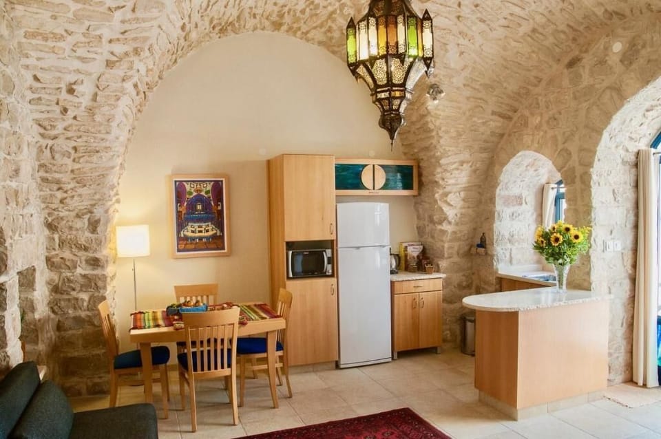 Suite, Kitchenette, Garden View | Private kitchenette