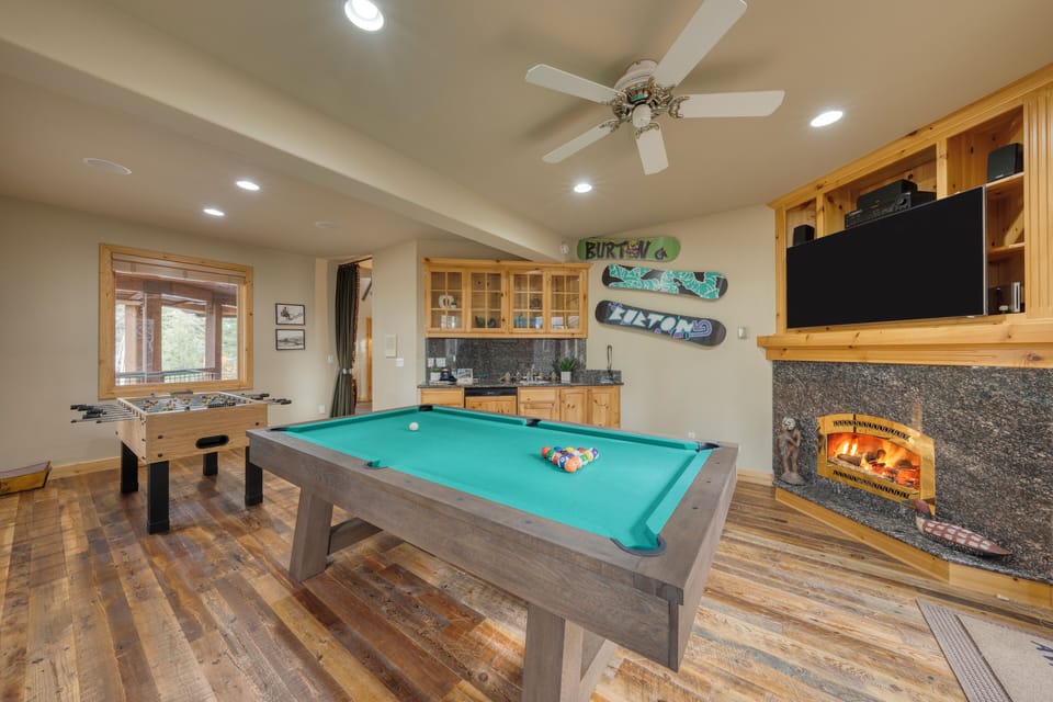 Challenge your group to a game of pool or foosball, then cozy up by the fireplace for après-ski fun.