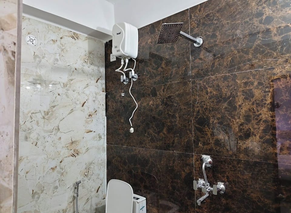 Classic Double Room | Bathroom | Shower, free toiletries, towels, soap