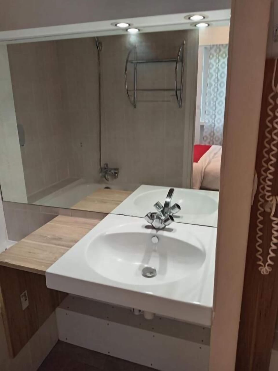 Comfort Triple Room, City View | Bathroom | Shower, hair dryer, towels, shampoo