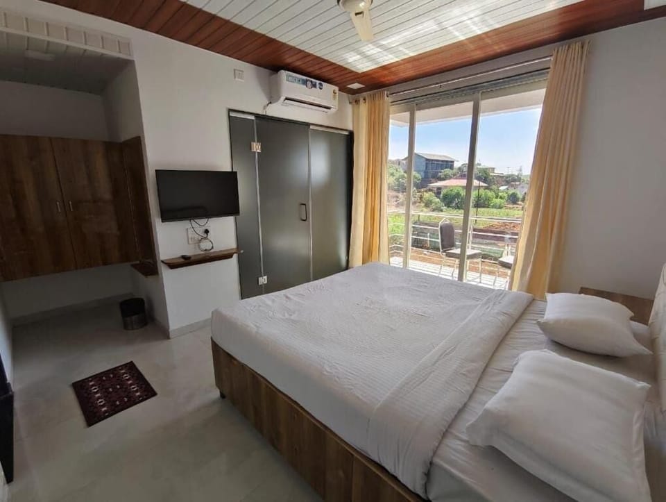 Deluxe Double or Twin Room, Mountain View | Desk, free WiFi