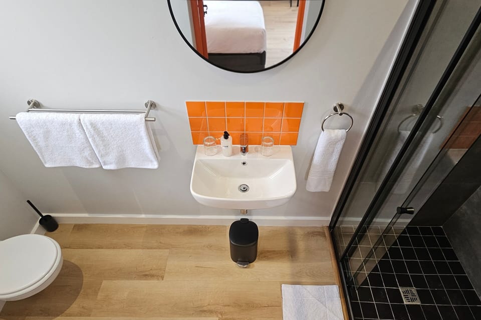 Standard Twin Room | Bathroom | Shower, towels, toilet paper