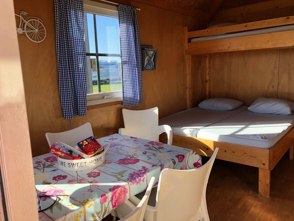 Boerencamping Duinzoomhoeve – Hooiberghut Doré - dining room