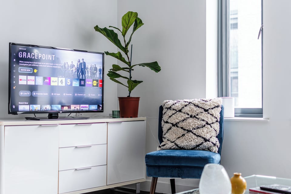 Deluxe Apartment, City View | Living area