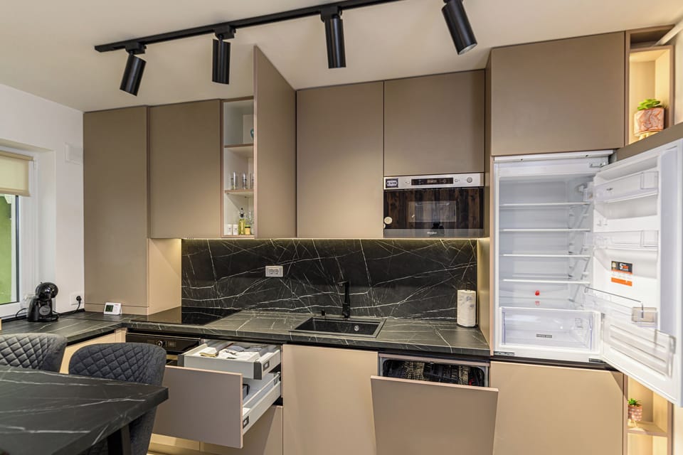 Apartment, City View | Private kitchen