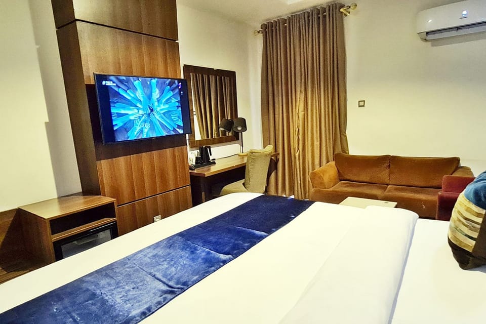 Executive Room | Desk, laptop workspace, free WiFi