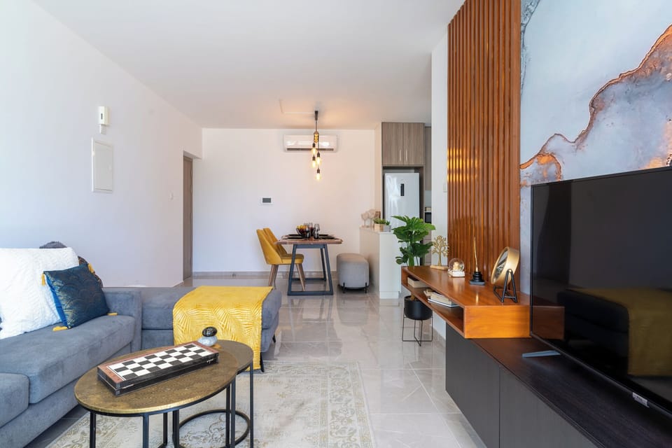 Apartment, 1 Bedroom, Kitchen, City View | Living area | Smart TV, Netflix, books, streaming services
