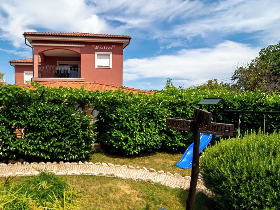 Shrub, House, Home, Roof, Garden, Hedge, Estate, Hacienda, Landscaping, Plantation