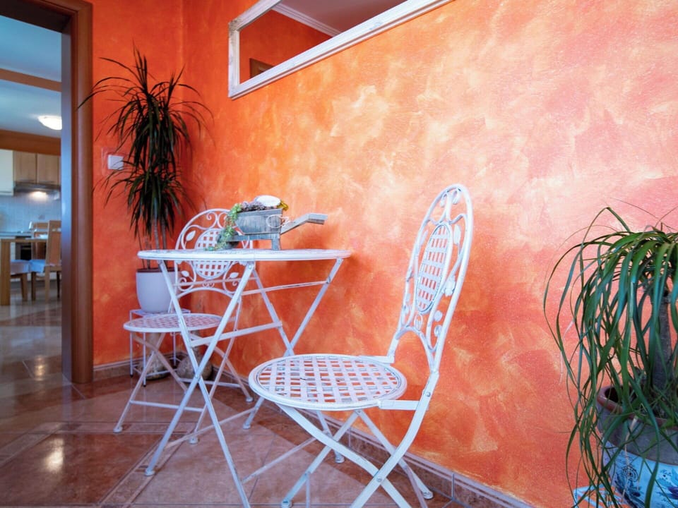 Wall, Furniture, Flooring, Interior Design, Floor, Chair, Ceiling, Flowerpot, Houseplant, Wood Stain