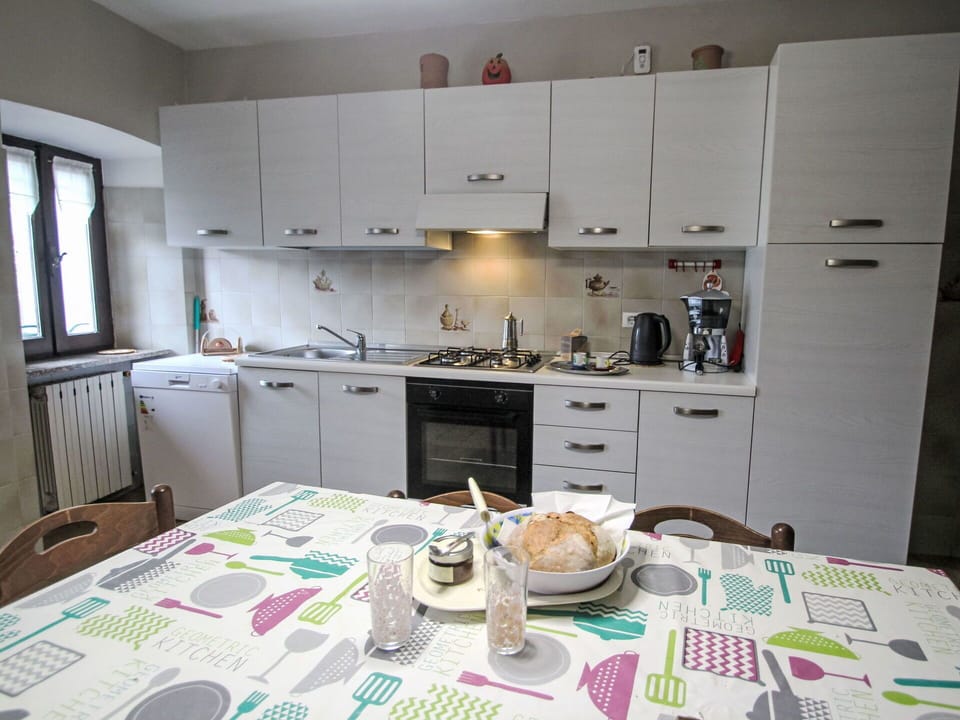 Kitchen, Kitchen Appliance, Major Appliance, Countertop, Interior Design, Cabinetry, Kitchen Sink, Flooring, Kitchen Stove, Stove