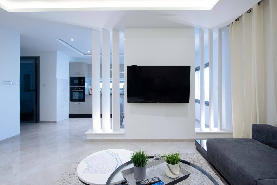 Apartment, 2 Bedrooms, Smoking, Balcony | Living room