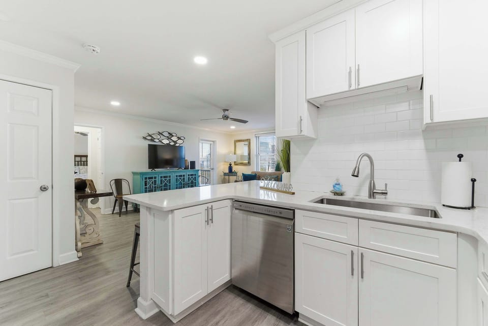 Condo, 1 Queen Bed with Sofa bed, Balcony, City View (Downtown Delight) | Private kitchen