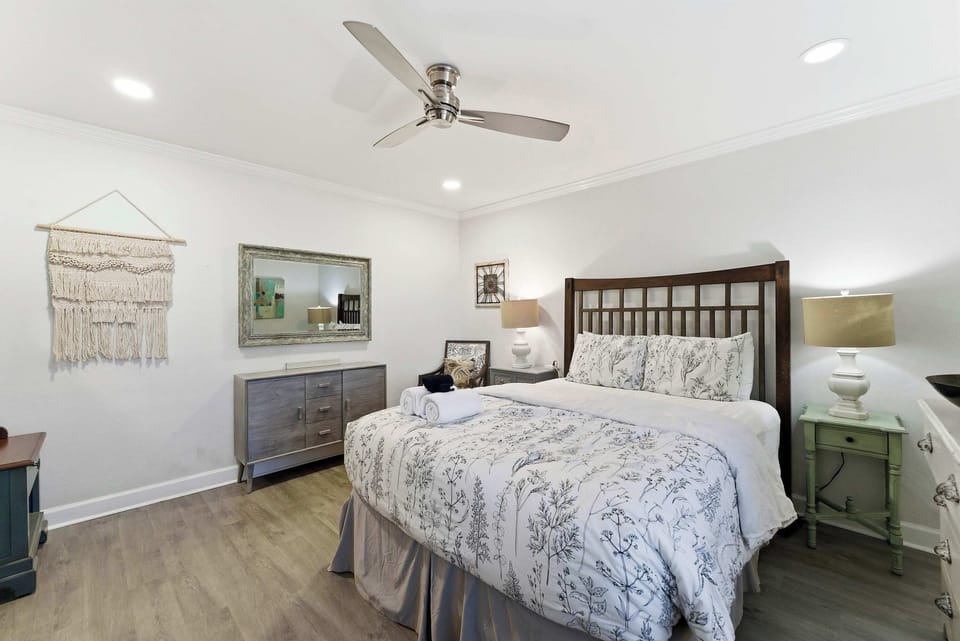 Condo, 1 Queen Bed with Sofa bed, Balcony, City View (Downtown Delight) | 1 bedroom, individually decorated, individually furnished