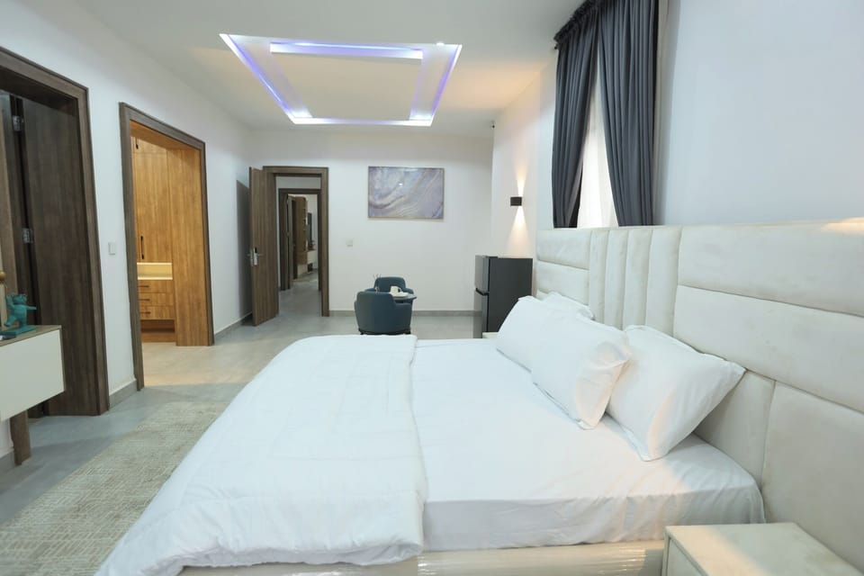 Deluxe Room, Balcony, City View | Desk, laptop workspace, blackout drapes, soundproofing