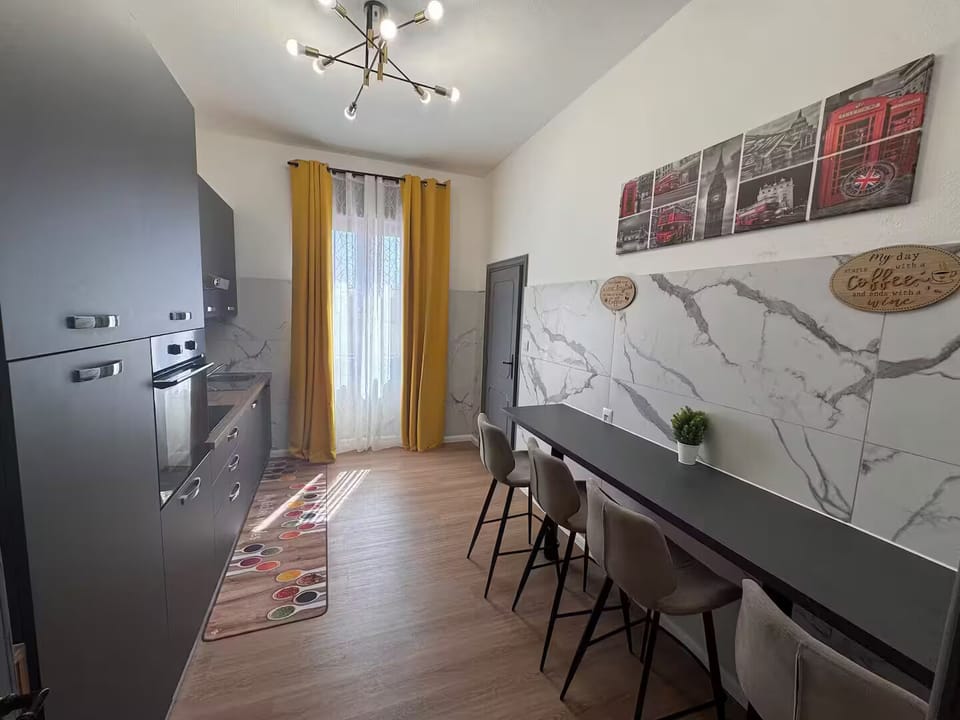 Kitchen & Breakfast Bar