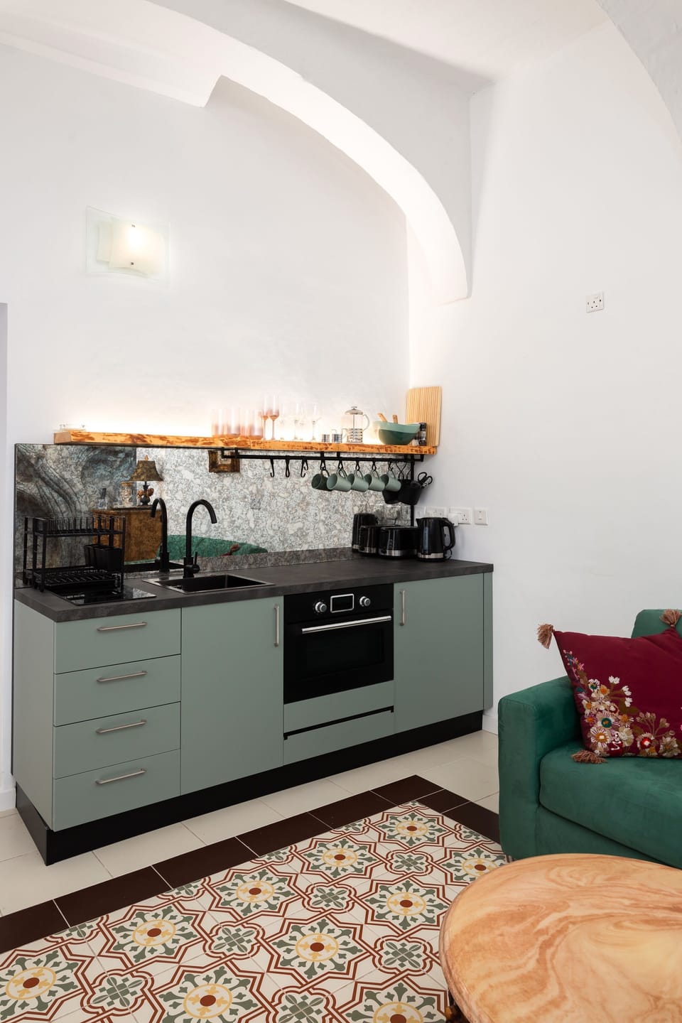 Apartment, 1 Queen Bed, City View | Private kitchen