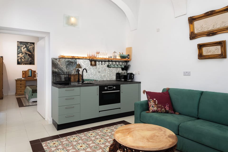 Apartment, 1 Queen Bed, City View | Interior