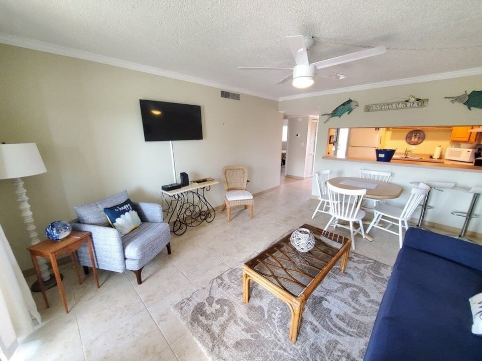 Condo, 2 Bedrooms | Living area