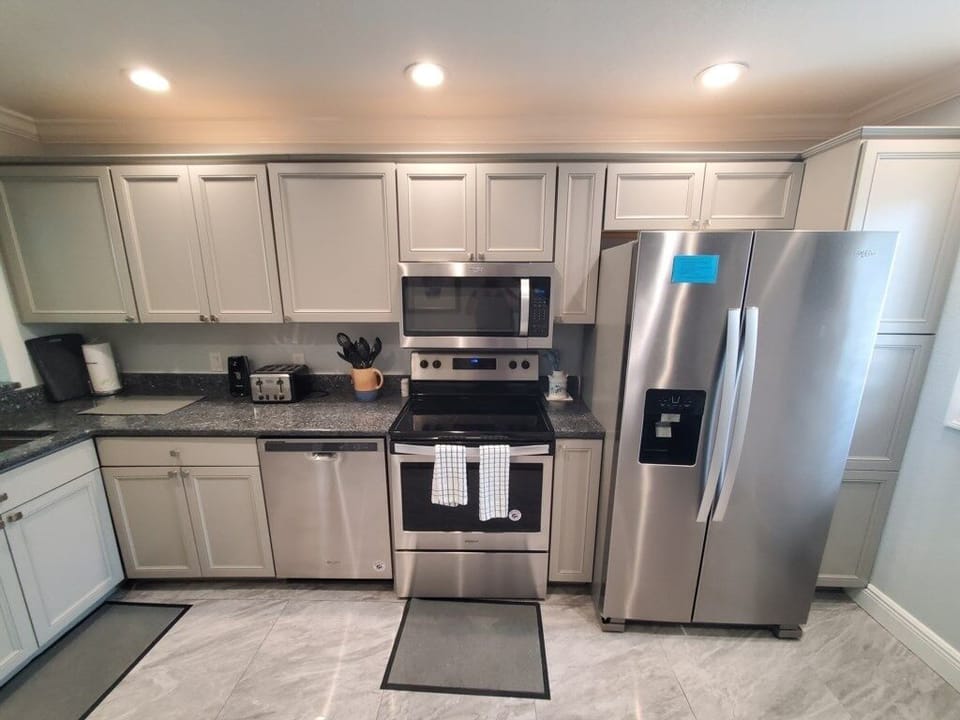 Condo, 2 Bedrooms | Private kitchen