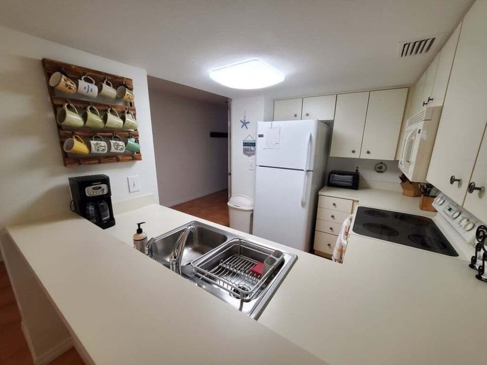 Condo, 2 Bedrooms | Private kitchen