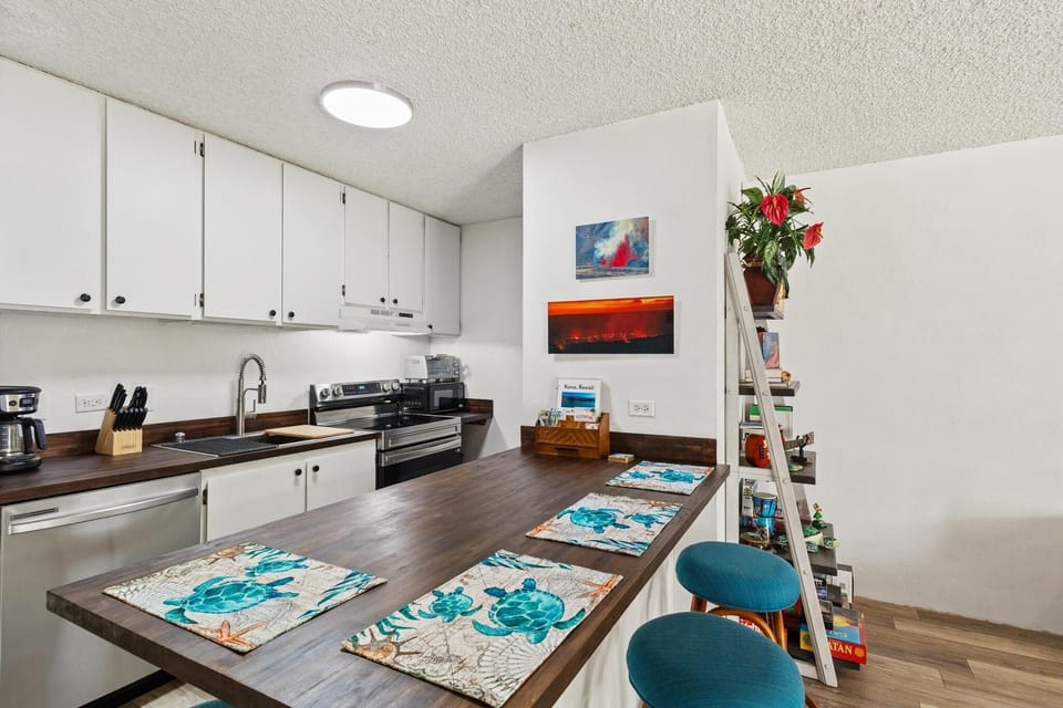 Condo, 1 Bedroom | Private kitchen | Coffee/tea maker, fridge, oven, toaster