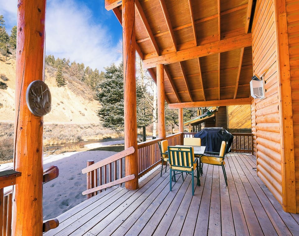 Relax on your private covered deck with mountain views, complete with seating and grill. Fresh pine scent and peaceful surroundings invite you to unwind in nature's embrace.