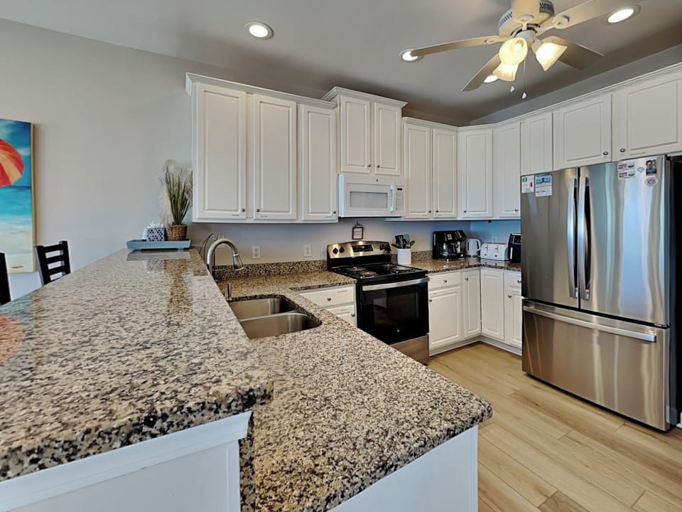 Fully Equipped Kitchen w/Stainless Steel Appliances