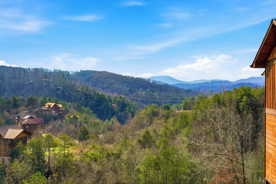 Mountain view cabin in Pigeon Forge