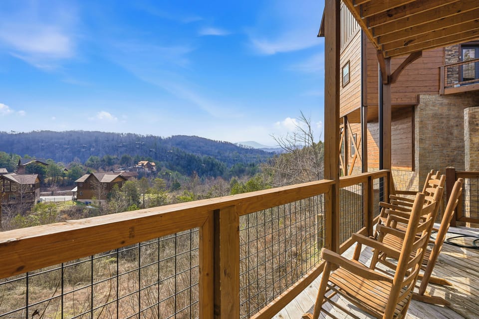 Luxury cabin w/ stunning mountain views