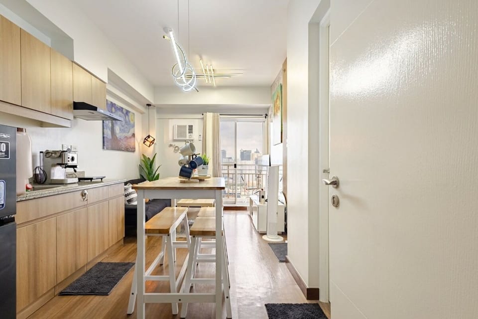 Comfort Condo, 1 Bedroom, Balcony, City View | In-room dining