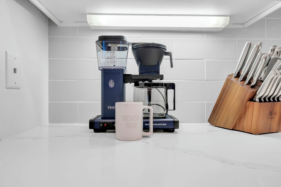 Start your morning right with the premium Moccamaster coffee machine, brew your favorites and ease into the day.