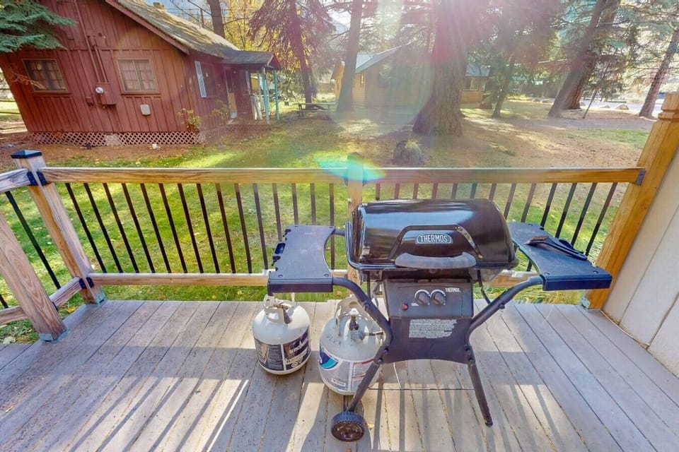 seasonal bbq on the deck at Fraizer Lake