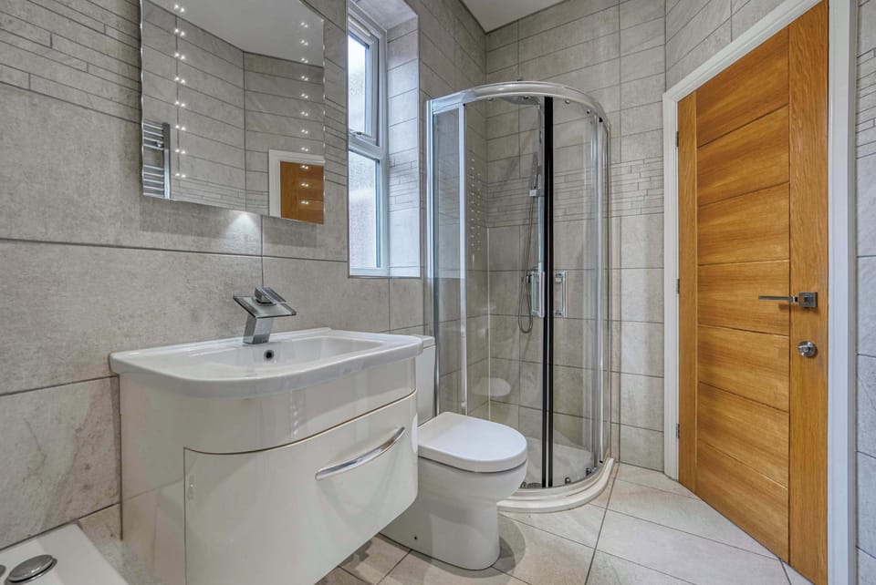 A serene space to refresh and unwind.
Where every detail turns routine into a little luxury.