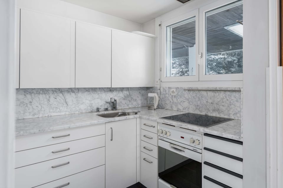 Fully equipped kitchen for home cooking
