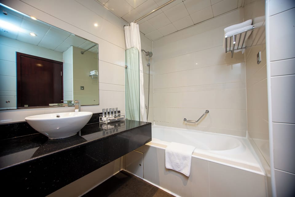 Deluxe Room | Bathroom | Hair dryer, towels, soap, shampoo