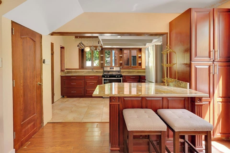 Spacious kitchen, granite countertops and solid mahogany cabinets