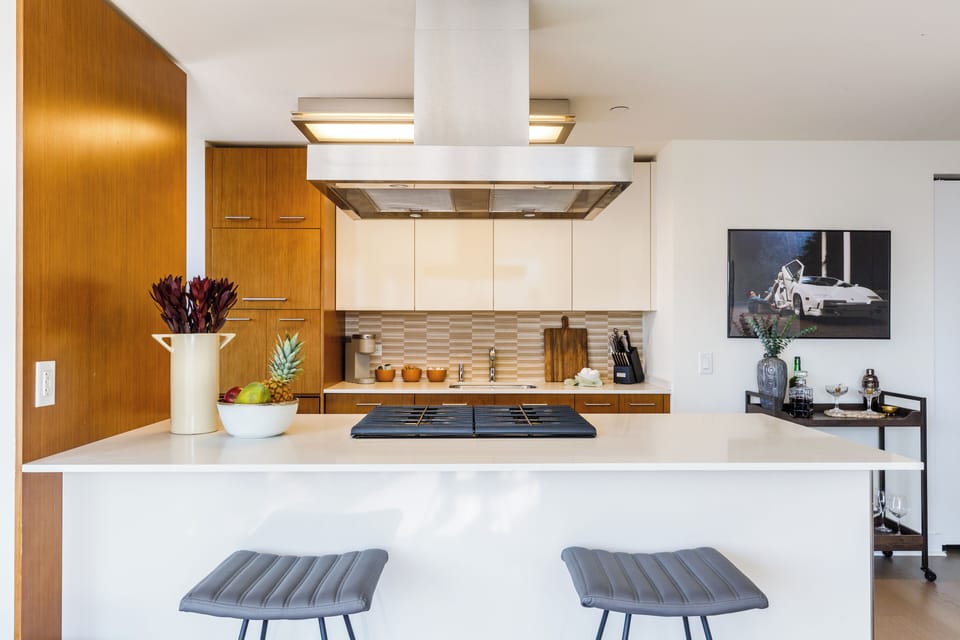 Business Room | Private kitchen | Full-size fridge, microwave, oven, stovetop