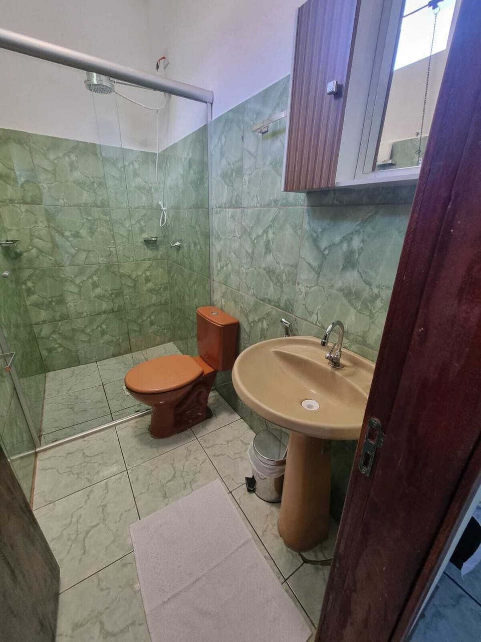 Classic Quadruple Room | Bathroom | Free toiletries, towels, soap, toilet paper