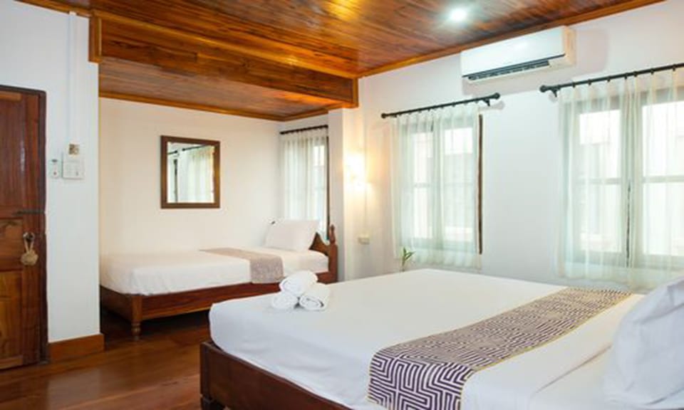 Deluxe Family room | In-room safe, desk, free cribs/infant beds, free WiFi