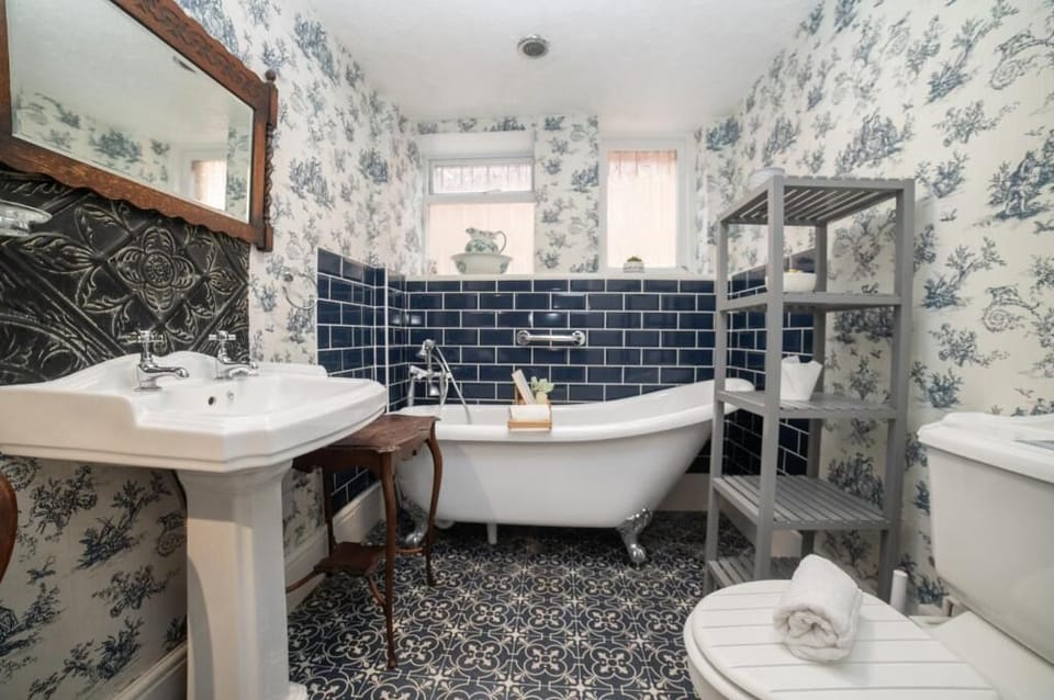 Deluxe Double Room | Bathroom | Hair dryer, towels, toilet paper