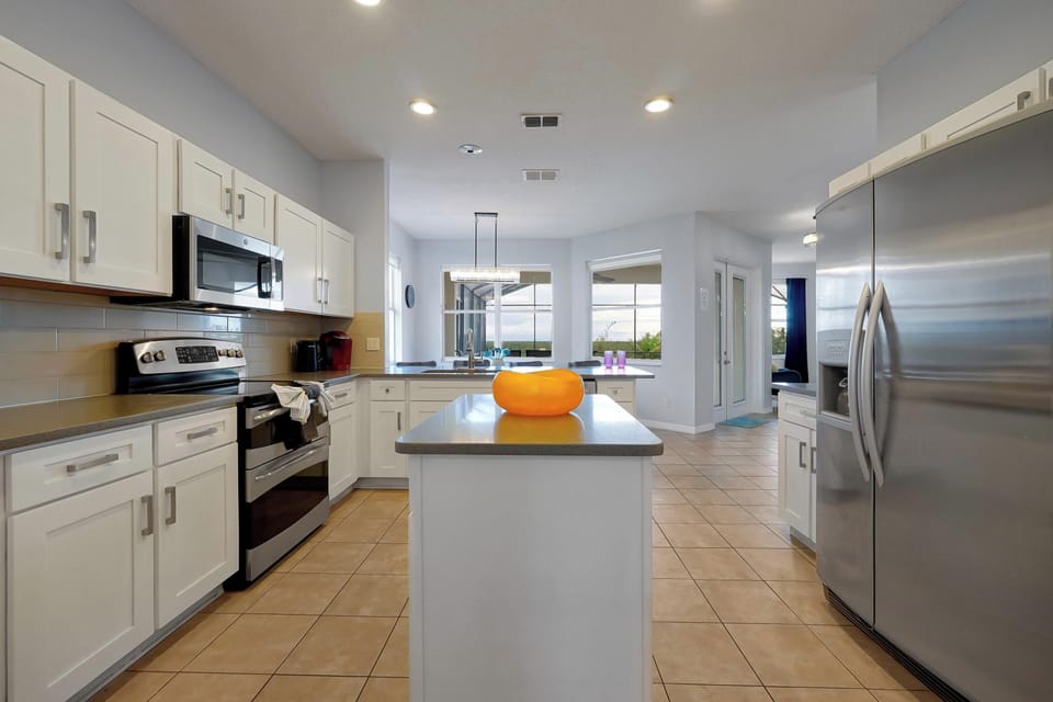The heart of the space is a welcoming island, making it a fully equipped and inviting area