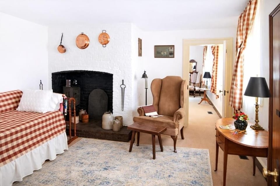 The Carrie Frank Suite | Desk, soundproofing, iron/ironing board, WiFi (free)