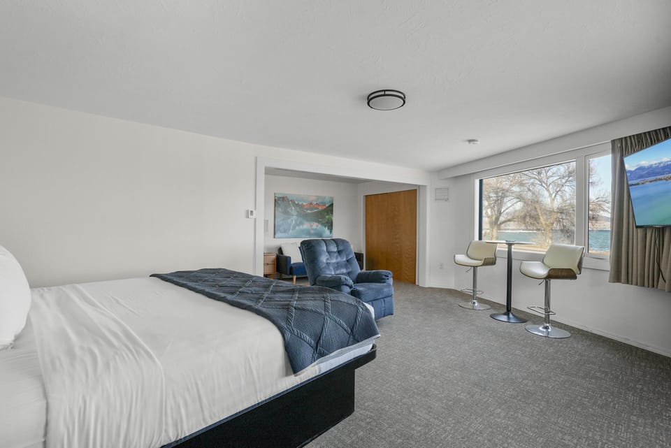 Junior Suite, 1 King Bed, Lake View image 2