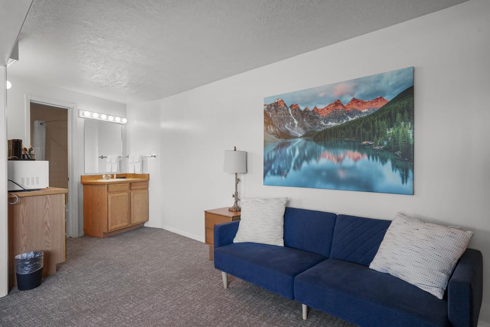 Junior Suite, 1 King Bed, Lake View image 6