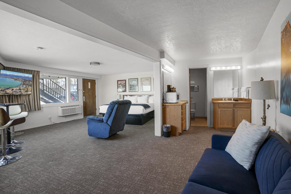 Junior Suite, 1 King Bed, Lake View image 5