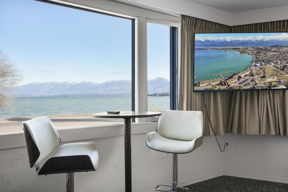 Junior Suite, 1 King Bed, Lake View image 4
