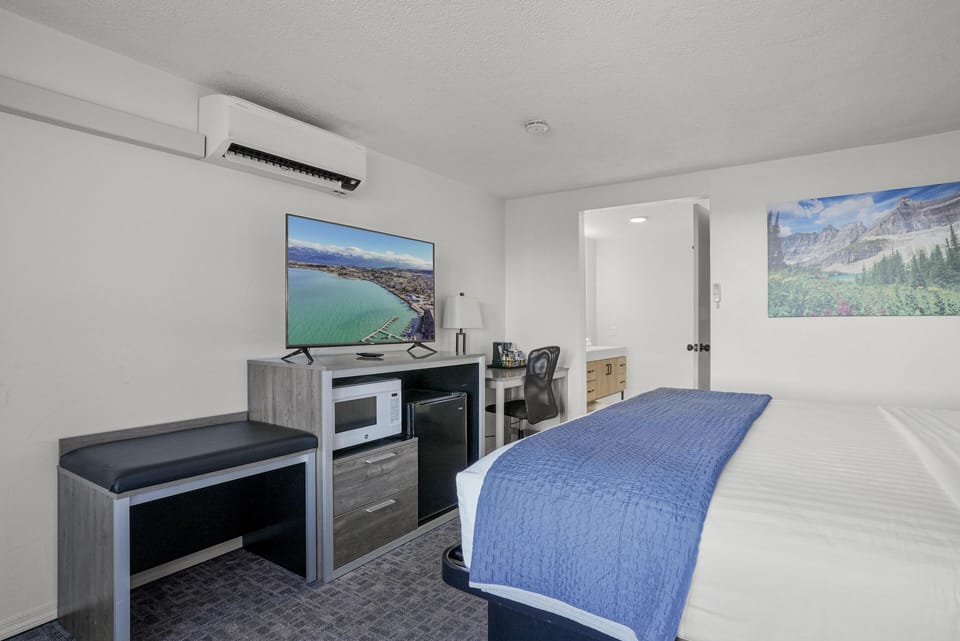 1 King Bed, Partial Lake View image 6